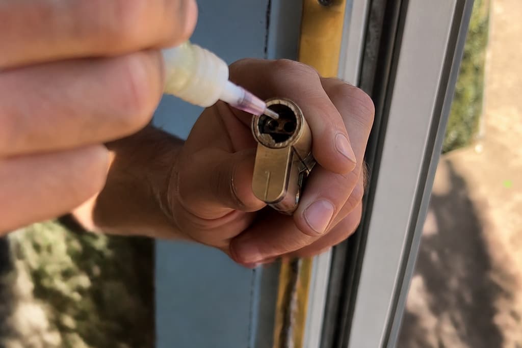 mains réalignant rotor cylindre et lubrifiant goupilles
