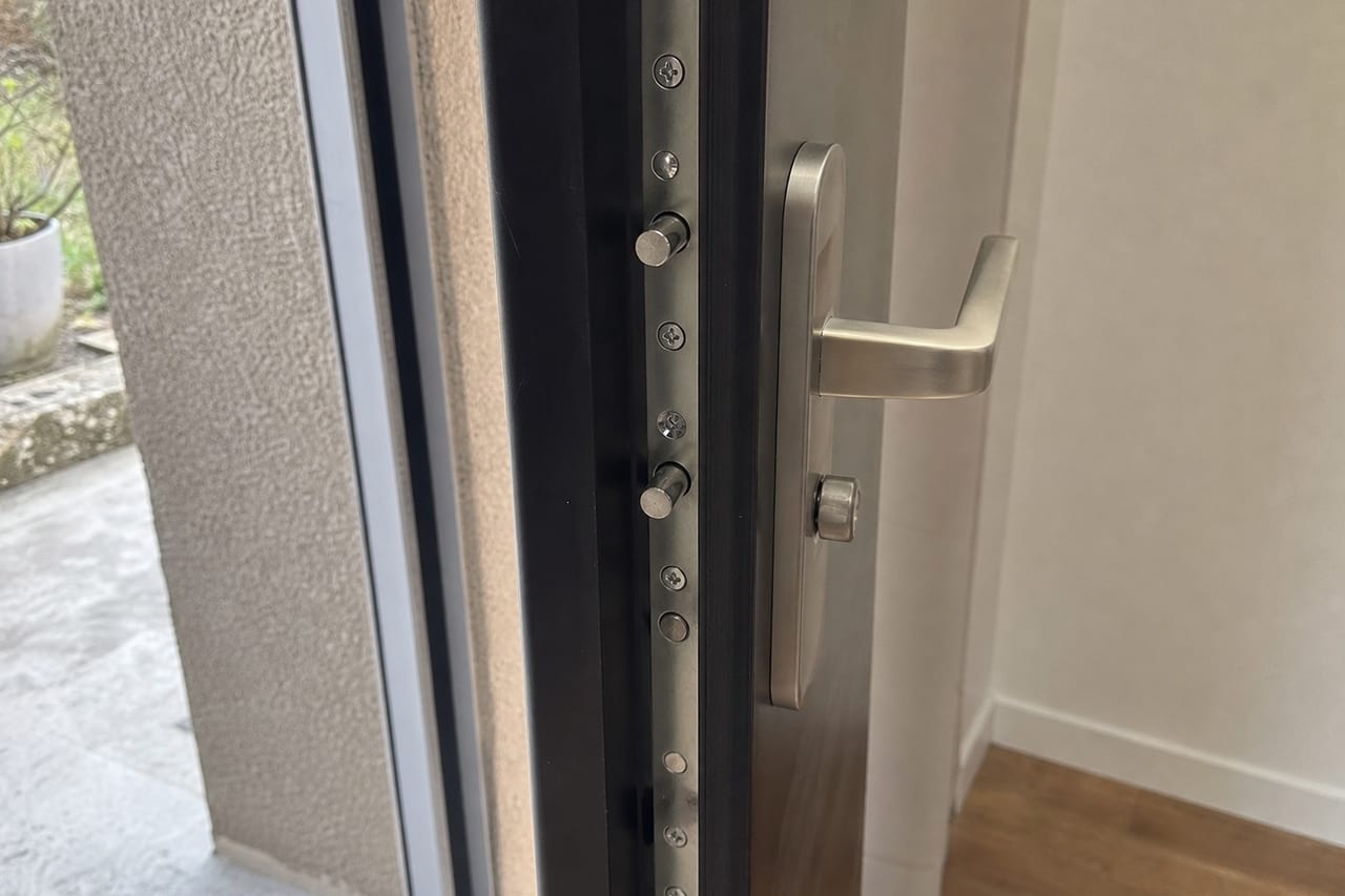 gros plan serrure multipoints neuve posée sur porte
